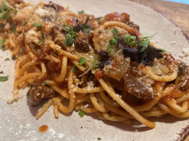 Espaguetis con salsa de setas a la calabresa