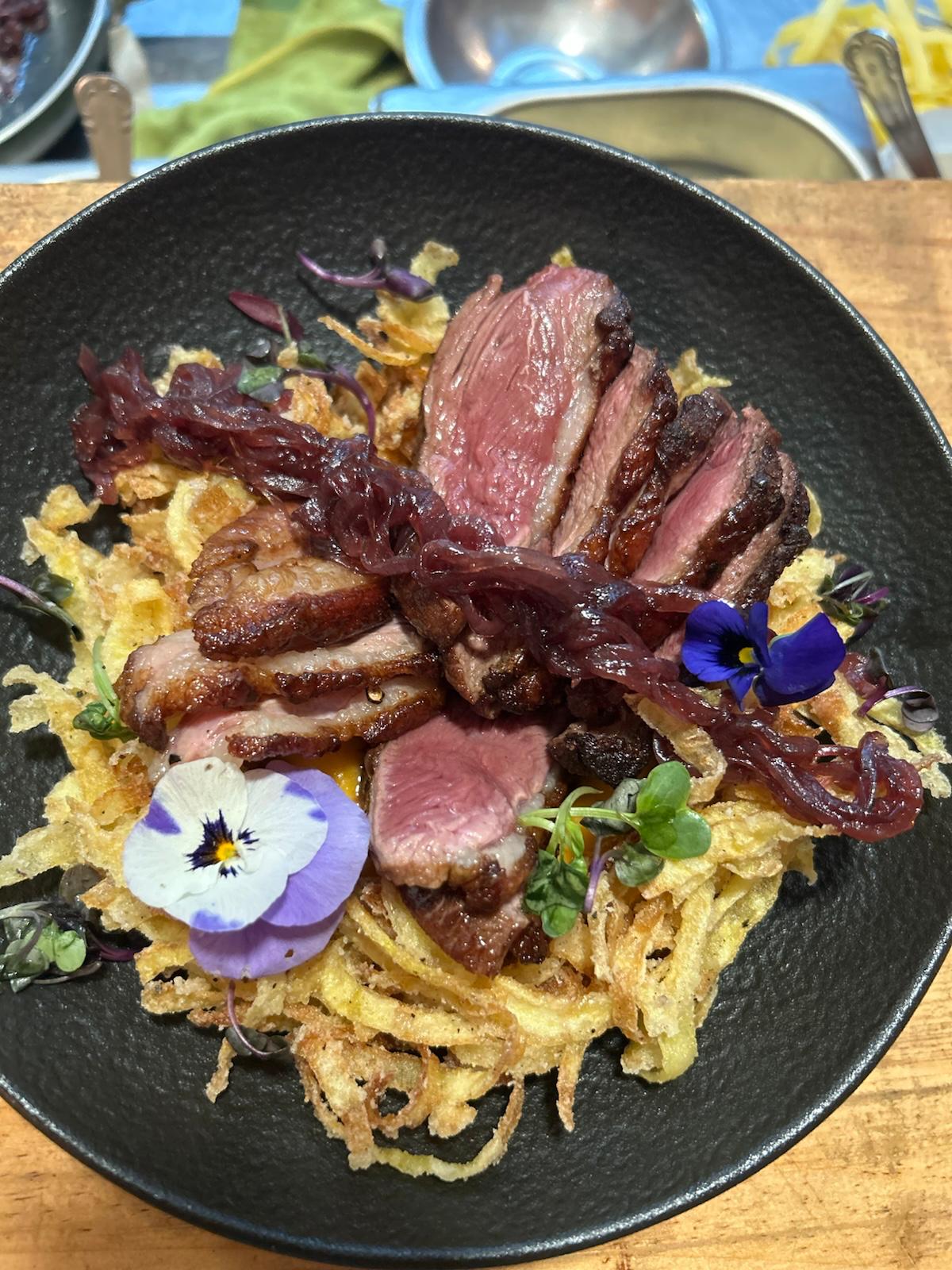 Filete de pato con cebollas caramelizadas
