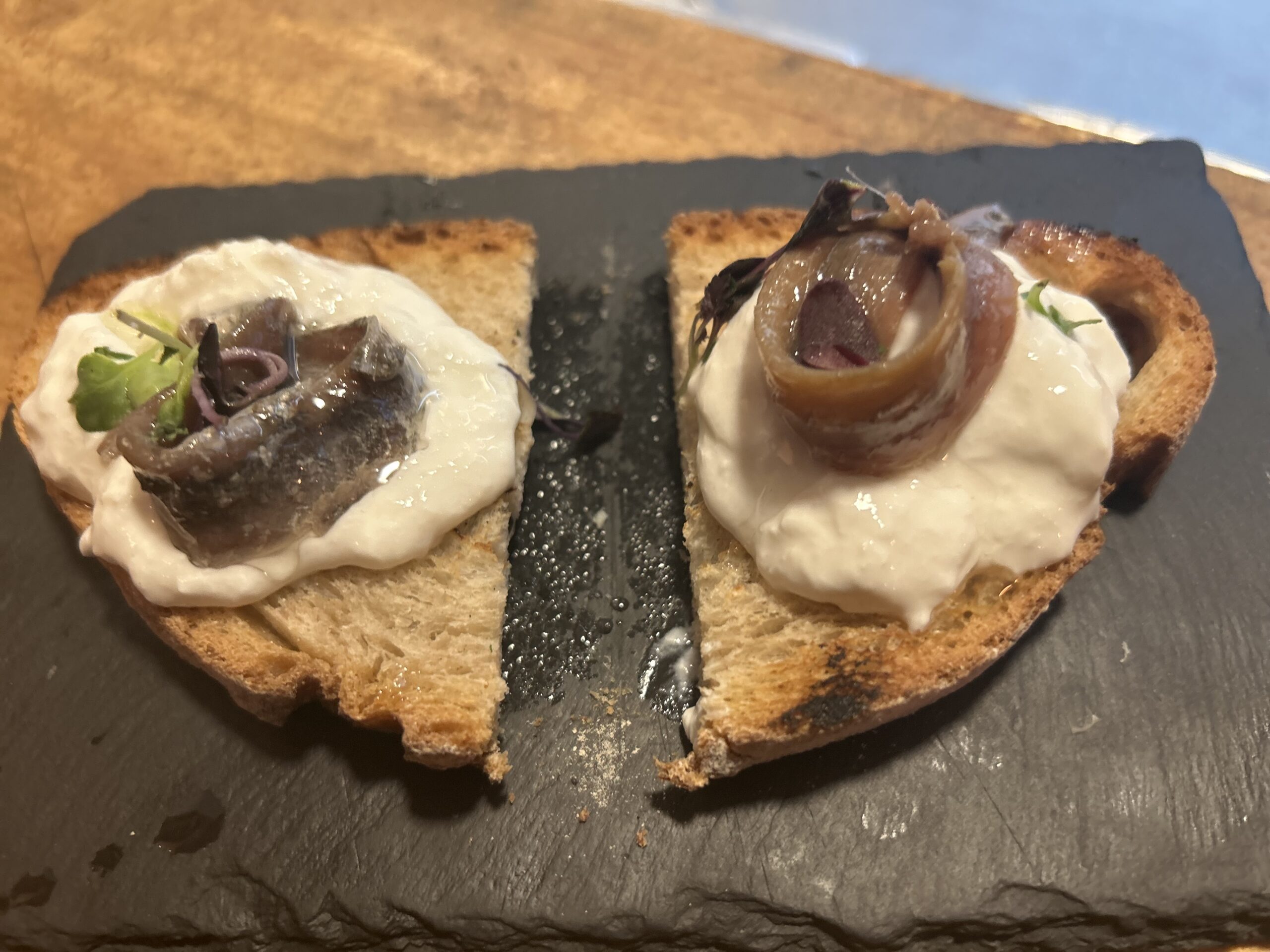 Bruschetta con stracciatella ed acchiughe del cantabrico