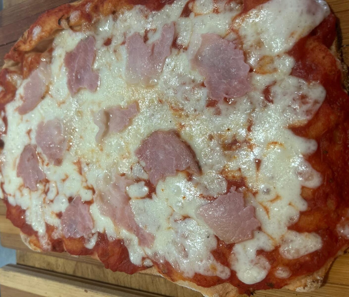 Pinsa con jamón ahumado con aceite de trufa