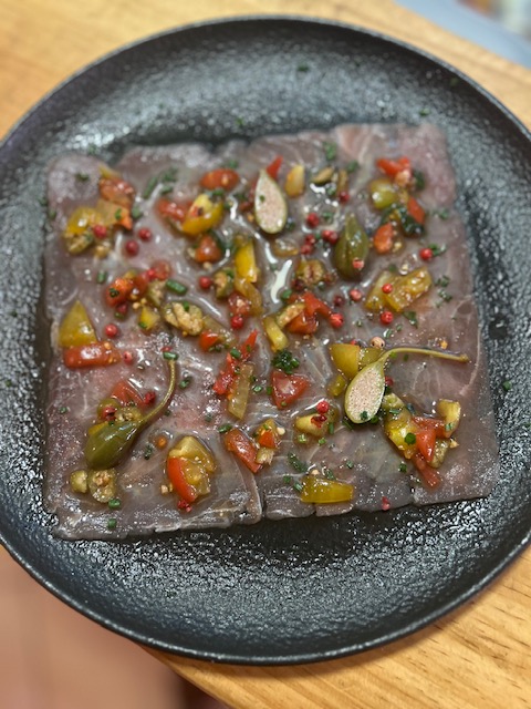 Carpaccio de atún siciliano con crema de alcaparras