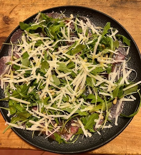 Carpaccio de ternera con rúcula y pecorino sardo