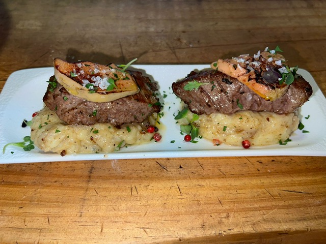 filetto di carne con virutas di foie grass